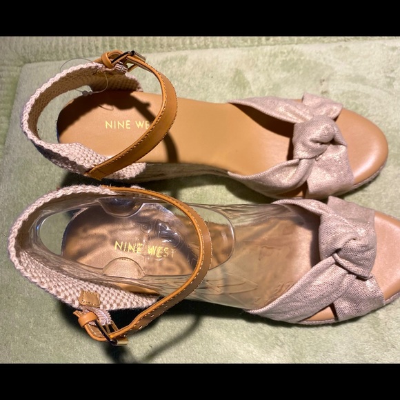 NINE WEST GOLD ESPADRILLE WEDGED OPEN TOE SANDALS - Picture 7 of 12